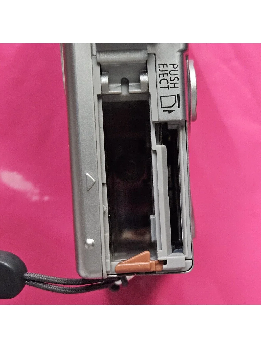 Canon PowerShot Digital ELPH SD100 3.2 MP Digital Camera - Silver FOR PARTS ONLY
